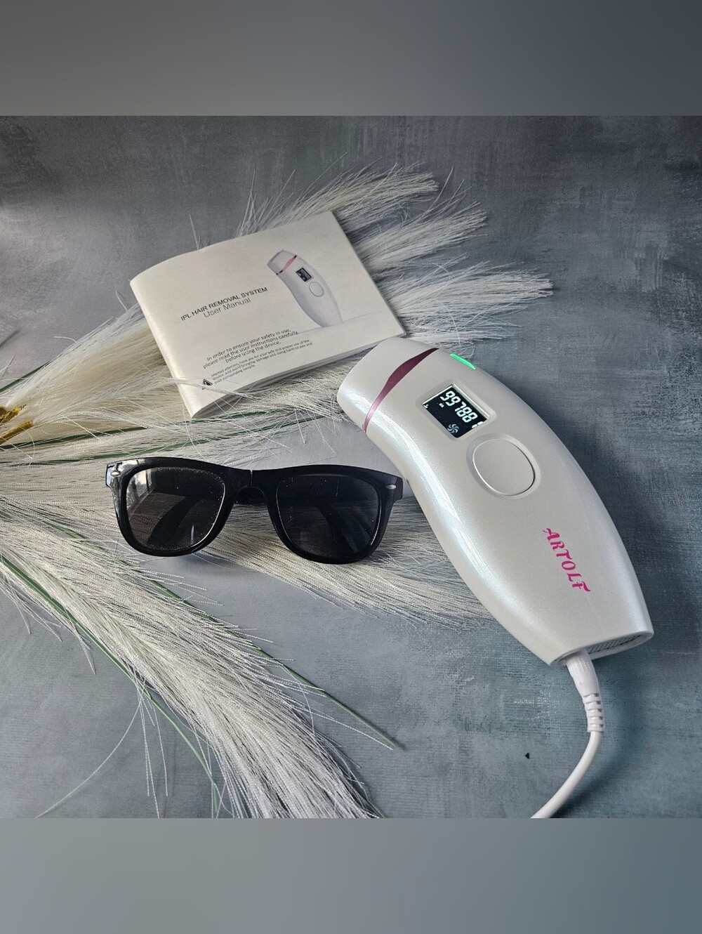 Artolf IPL hair removal handset kit white, ergonomic handheld device It features